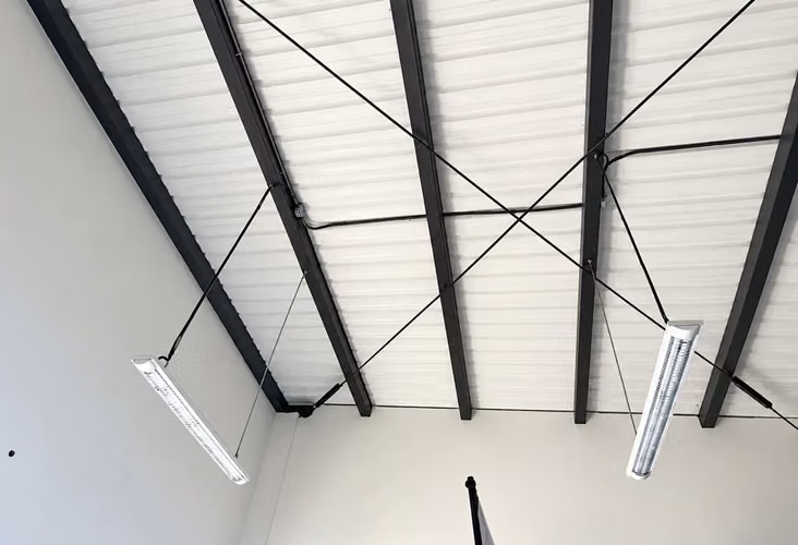 Espacio Comercial Moderno con Alta Visibilidad y Acceso a Pie de Calle en Jacó