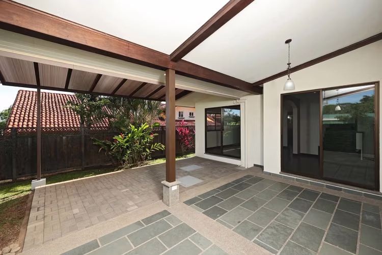 Casa de Lujo en Piedades de Santa Ana: 5 Hab + Amplio Jardín - 320 m2 - Imagen 2