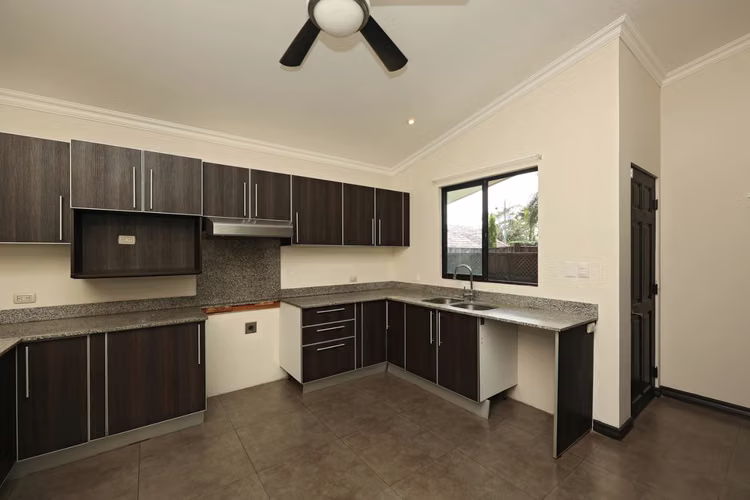 Casa de Lujo en Piedades de Santa Ana: 5 Hab + Amplio Jardín - 320 m2 - Imagen 13