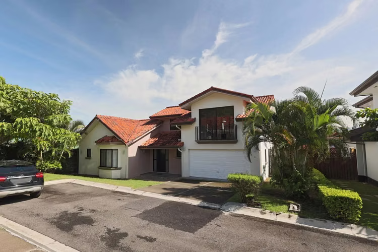 Casa de Lujo en Piedades de Santa Ana: 5 Hab + Amplio Jardín - 320 m2