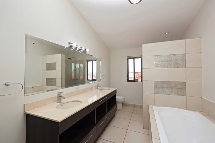 Casa de Lujo en Piedades de Santa Ana: 5 Hab + Amplio Jardín - 320 m2 - Imagen 15
