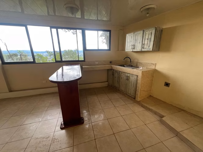 Apartamento tipo estudio en alquiler en Santa Ana SERVCIOS INCLUIDOS - Imagen 4