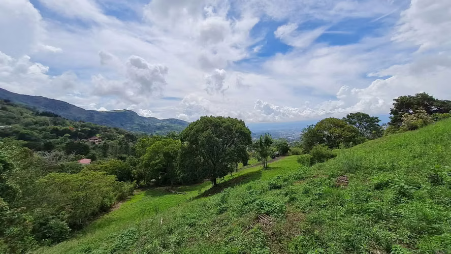 PROPIEDAD  EN SAN ANTONIO DE ESCAZÚ DE 9,208 m² VISTA AL VALLE, MONTAÑA, CON CASA PEQUEÑA, ARROYO Y NACIENTE - Imagen 5