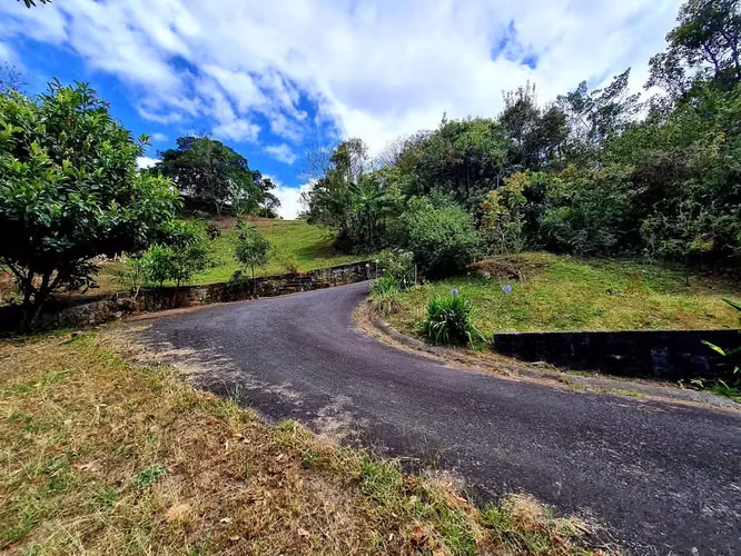 PROPIEDAD  EN SAN ANTONIO DE ESCAZÚ DE 9,208 m² VISTA AL VALLE, MONTAÑA, CON CASA PEQUEÑA, ARROYO Y NACIENTE - Imagen 12