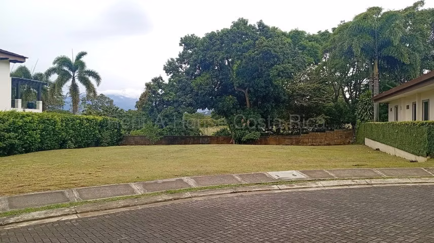 Venta de Lote en Piedades de Santa Ana. RAH 27-836