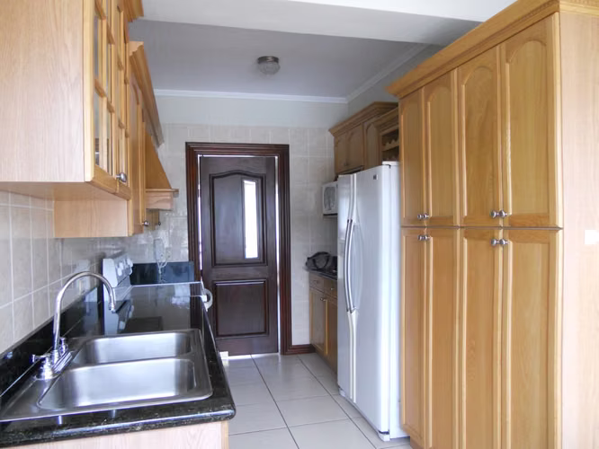  Apartamento amueblado en torre Trejos Montealegre  $1,400 - Imagen 3
