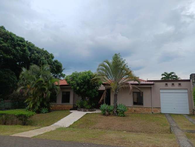 CASA CON AMPLIO TERRENO SE VENDE EN LA GUACIMA, ALAJUELA - Imagen 11