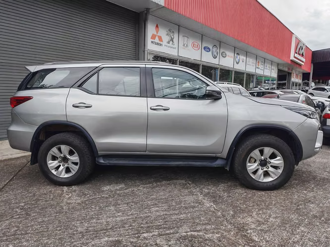 Toyota Fortuner 4x4 año 2024 - Imagen 3
