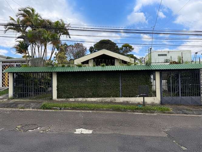 Se vende amplia casa de una planta en Los Colegios, Moravia (FV)