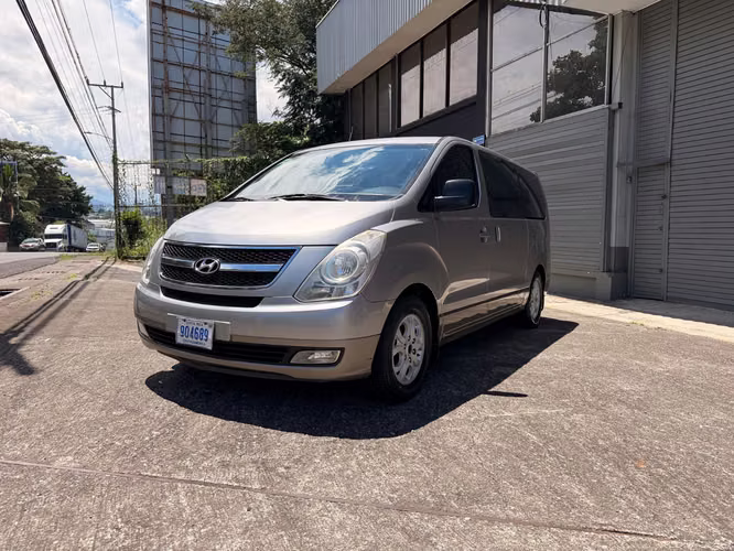 Hyundai H1 año 2012 de 12 plazas