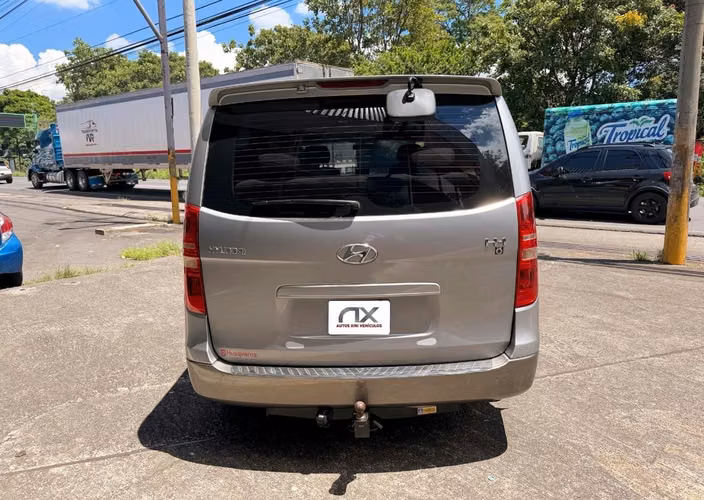 Hyundai H1 año 2012 de 12 plazas - Imagen 3
