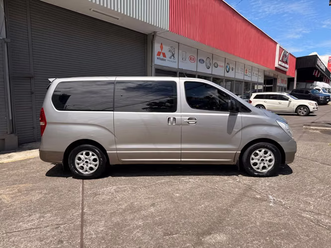 Hyundai H1 año 2012 de 12 plazas - Imagen 4
