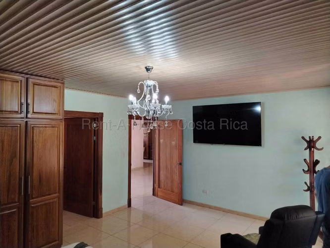 Casa con Piscina y 5.000 m² de Terreno en San Isidro - Imagen 7