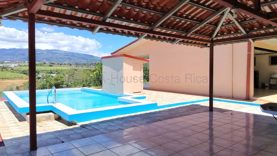 Casa con Piscina y 5.000 m² de Terreno en San Isidro - Imagen 18