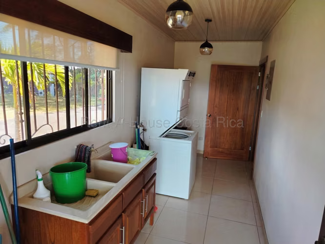 Casa con Piscina y 5.000 m² de Terreno en San Isidro - Imagen 15