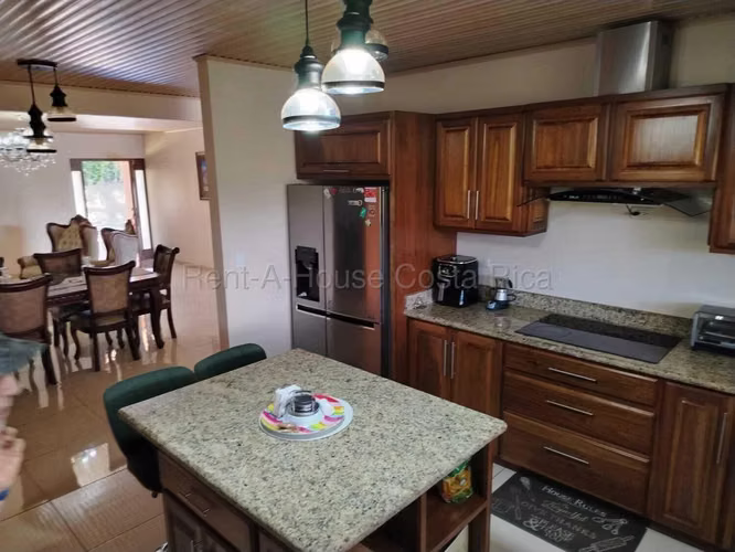 Casa con Piscina y 5.000 m² de Terreno en San Isidro - Imagen 6