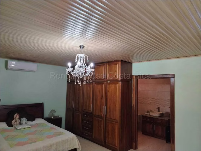 Casa con Piscina y 5.000 m² de Terreno en San Isidro - Imagen 10