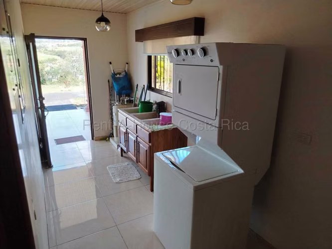 Casa con Piscina y 5.000 m² de Terreno en San Isidro - Imagen 14