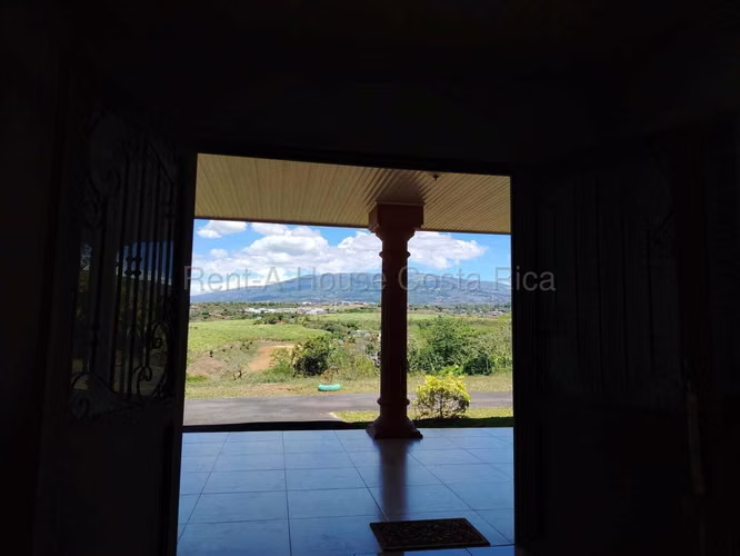 Casa con Piscina y 5.000 m² de Terreno en San Isidro - Imagen 9