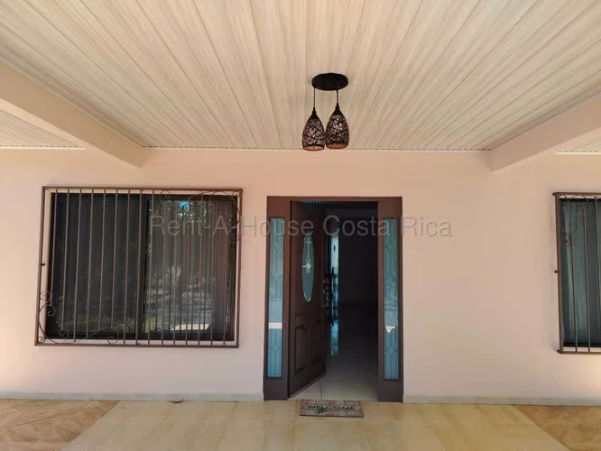 Casa con Piscina y 5.000 m² de Terreno en San Isidro - Imagen 4