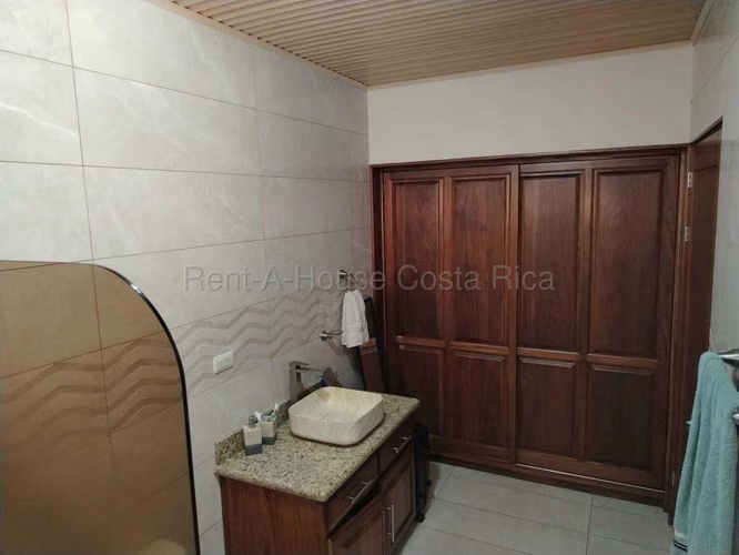 Casa con Piscina y 5.000 m² de Terreno en San Isidro - Imagen 12