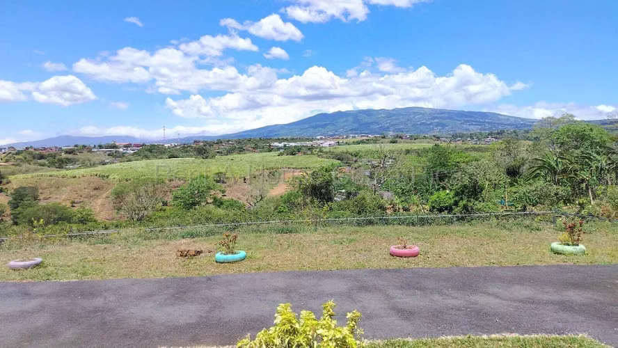 Casa con Piscina y 5.000 m² de Terreno en San Isidro - Imagen 16