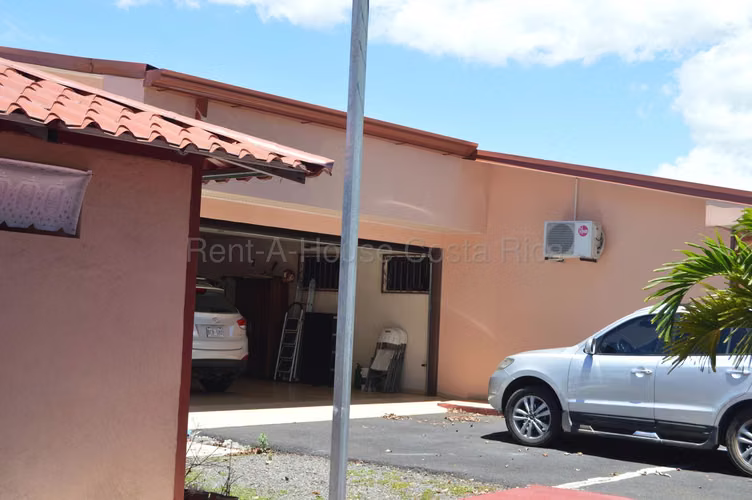 Casa con Piscina y 5.000 m² de Terreno en San Isidro - Imagen 3