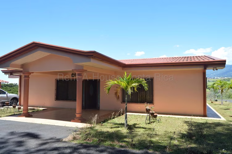 Casa con Piscina y 5.000 m² de Terreno en San Isidro