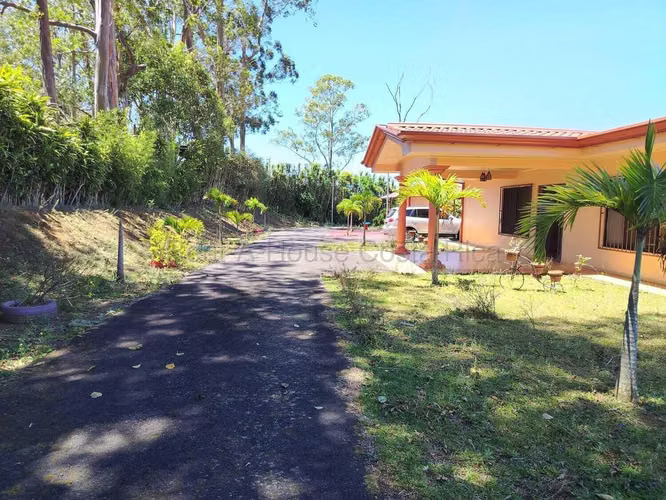 Casa con Piscina y 5.000 m² de Terreno en San Isidro - Imagen 2