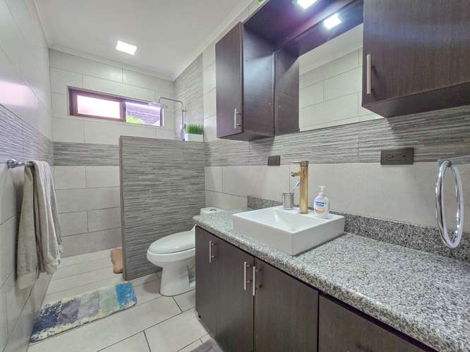Casa de 368 m2 de un solo nivel / uso de suelo mixto / 569 m2 lote / Bello Horizonte Escazú - Imagen 15