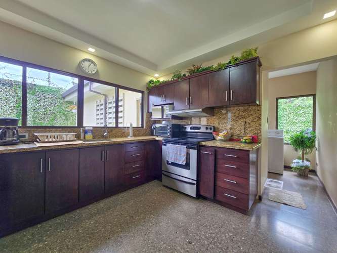Casa de 368 m2 de un solo nivel / uso de suelo mixto / 569 m2 lote / Bello Horizonte Escazú - Imagen 8