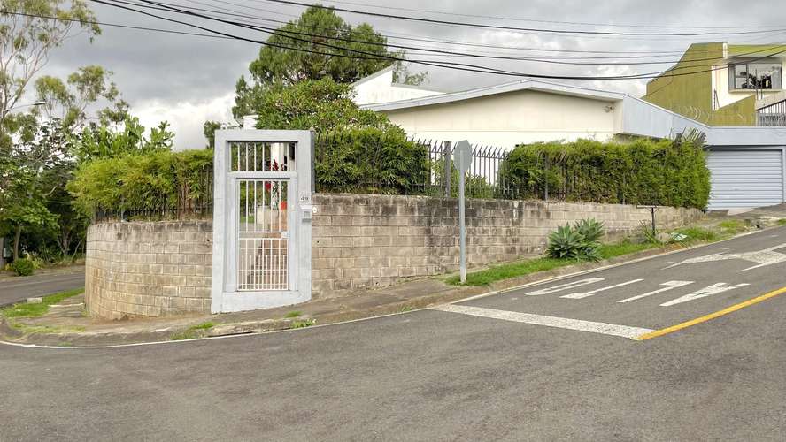 Lote esquinero en Escazú 352 m² con casa y vista protegida al bosque - Imagen 4