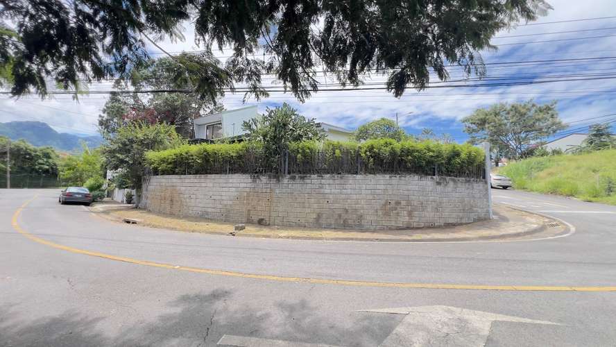 Lote esquinero en Escazú 352 m² con casa y vista protegida al bosque - Imagen 3