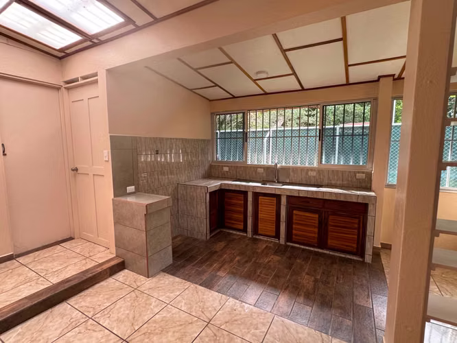 Casa amplia en Atenas Centro | 3 habitaciones + Oficina | 3 baños | Jardín incluido | Pet Friendly - Imagen 15