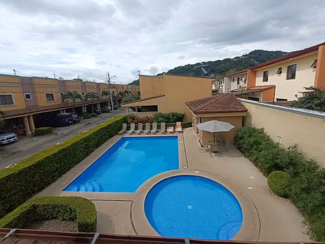 Venta de casa en condominio en Santa Ana centro
