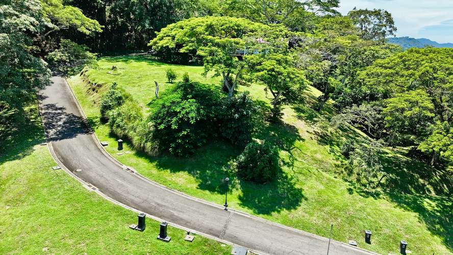 Terreno Excepcional en Tarcoles: Vistas al Mar, Río y Naturaleza Pura