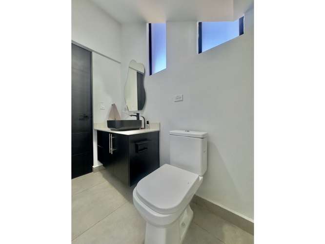 Moderna casa esquinera en Bello Horizonte (2 habitaciones + oficina) - Imagen 9
