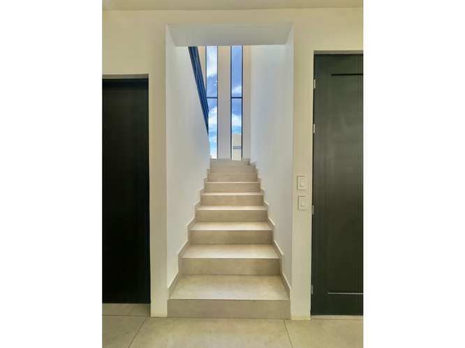 Moderna casa esquinera en Bello Horizonte (2 habitaciones + oficina) - Imagen 10