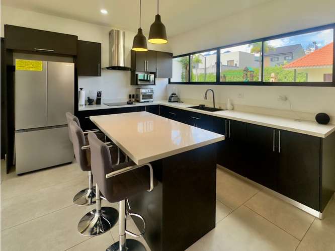 Moderna casa esquinera en Bello Horizonte (2 habitaciones + oficina) - Imagen 8