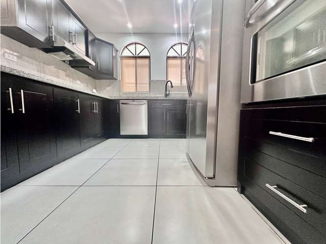 Alquiler Casa Con Estilo Mediterraneo En Condominio Pozos de Santa Ana - Imagen 6