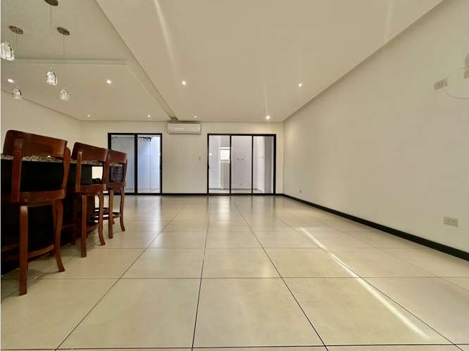 Alquiler Casa Con Estilo Mediterraneo En Condominio Pozos de Santa Ana - Imagen 3