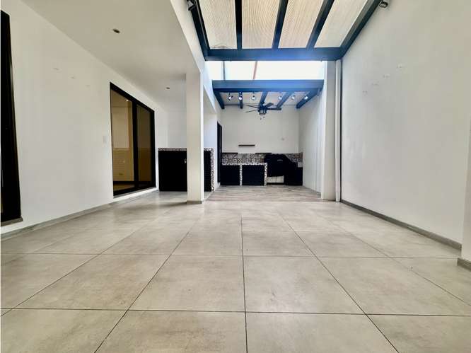 Alquiler Casa Con Estilo Mediterraneo En Condominio Pozos de Santa Ana - Imagen 13