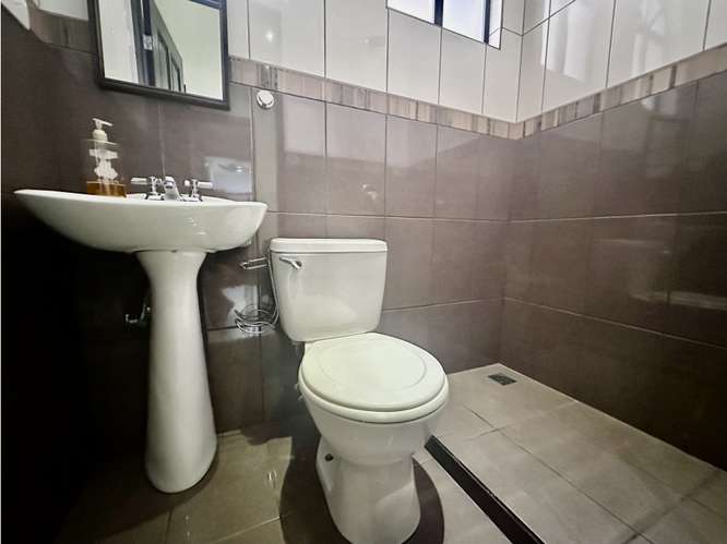 Alquiler Casa Con Estilo Mediterraneo En Condominio Pozos de Santa Ana - Imagen 9