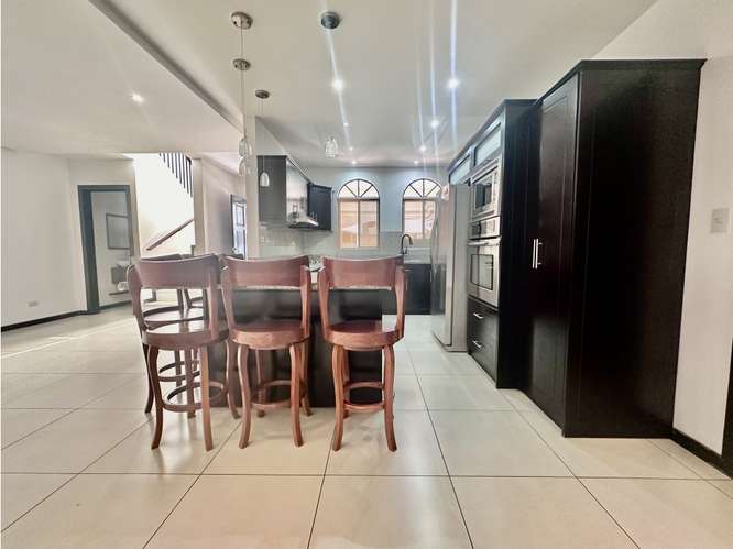 Alquiler Casa Con Estilo Mediterraneo En Condominio Pozos de Santa Ana - Imagen 5