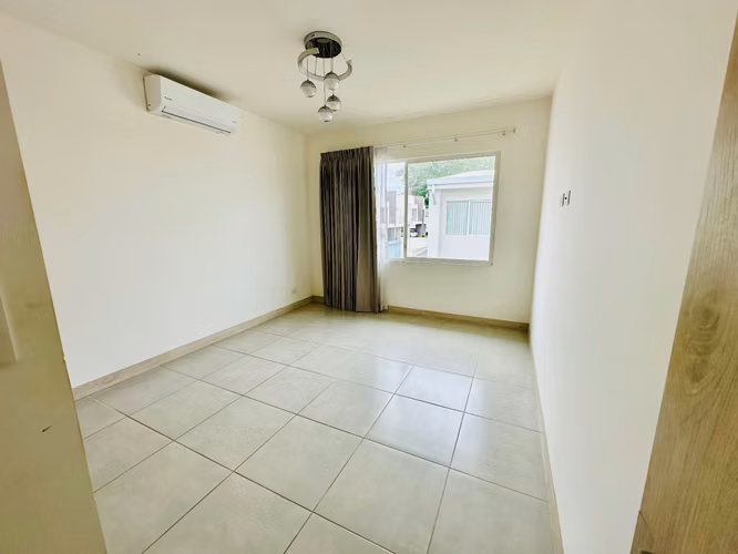 ALQUILER DE AMPLIA CASA EN CONDOMINIO LA ARBOLEDA - Imagen 2