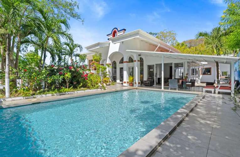 Casa en Playa Ocotal a pasos de la playa, piscina y apartamento independiente – 6 hab / 6 baños