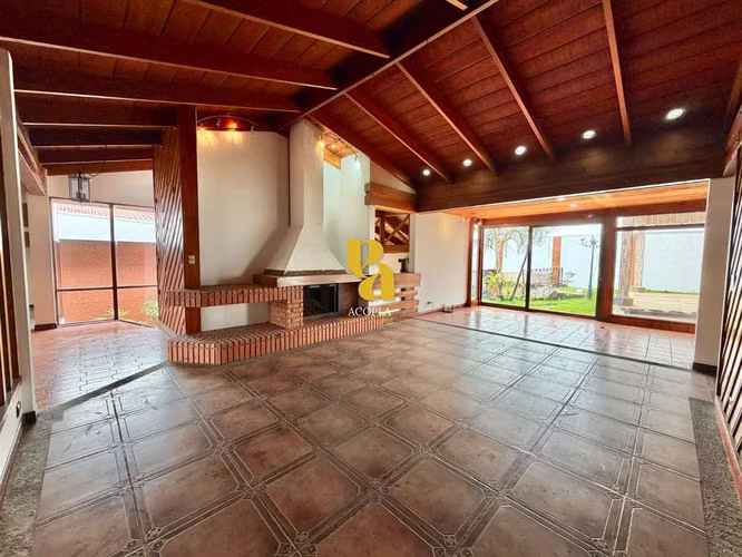 Alquiler de amplia casa para uso comercial  - Imagen 3