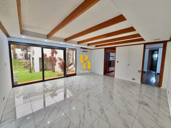 Alquiler de amplia casa para uso comercial  - Imagen 12
