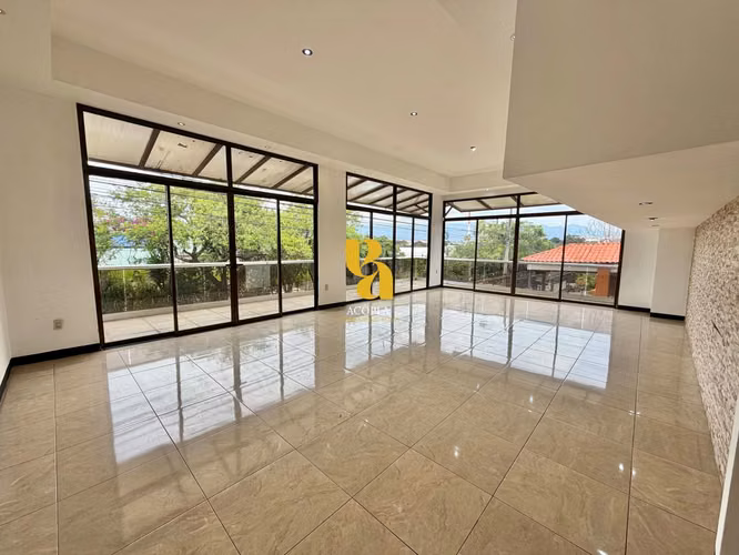 Alquiler de amplia casa para uso comercial  - Imagen 14