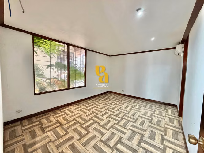 Alquiler de amplia casa para uso comercial  - Imagen 9